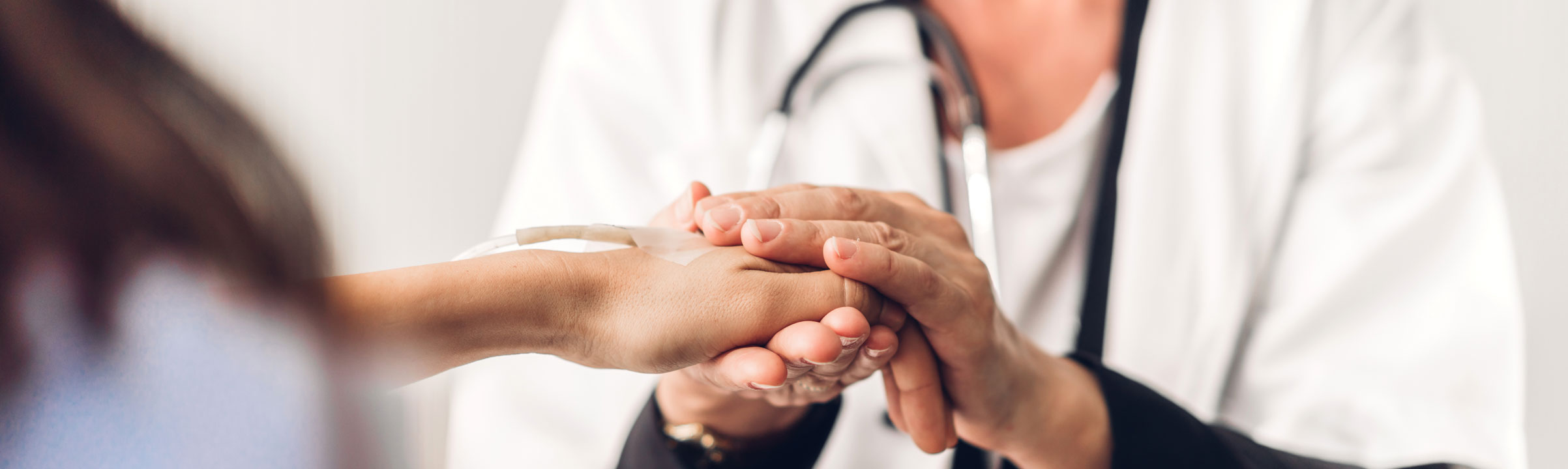 Beispielbild wie ein Arzt die Hand eines Patienten hält